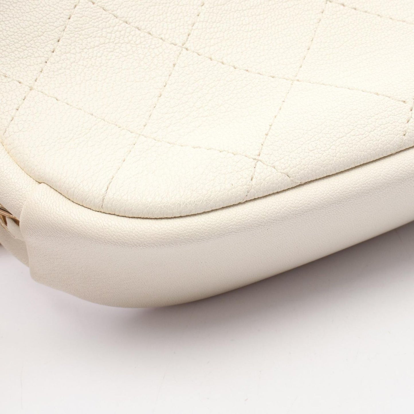 Chanel Shoulder Bag Quilted White Leather Mini Chain — view 7