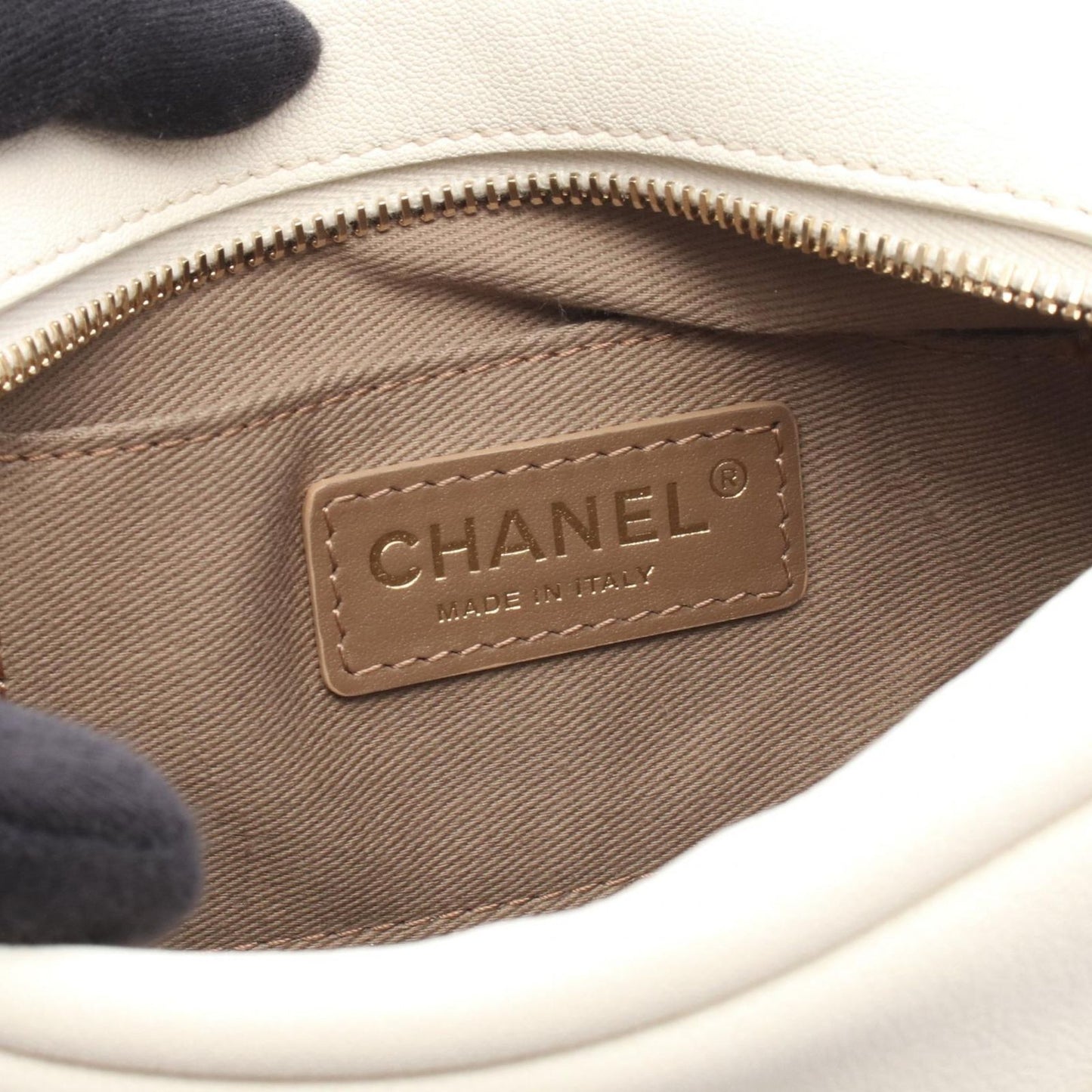 Chanel Shoulder Bag Quilted White Leather Mini Chain — view 4