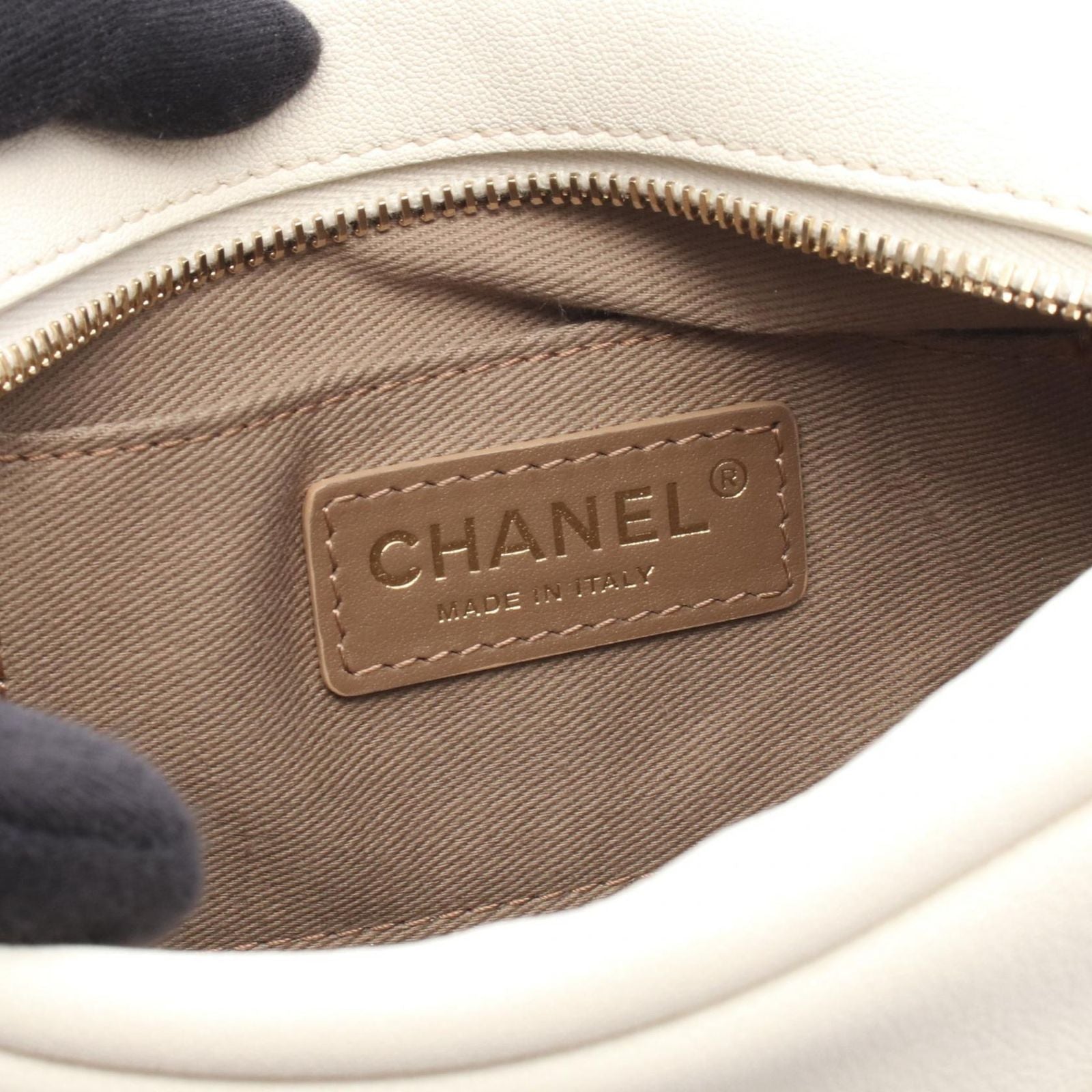 Chanel Shoulder Bag Quilted White Leather Mini Chain — view 4