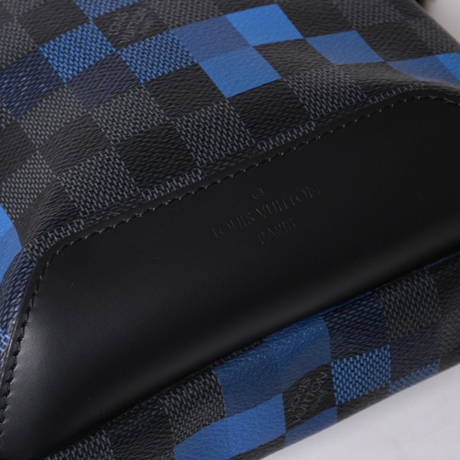 Louis Vuitton Belt Bag Black Blue Graphite Pi Creasing le Avenue Leather Canvas — view 4