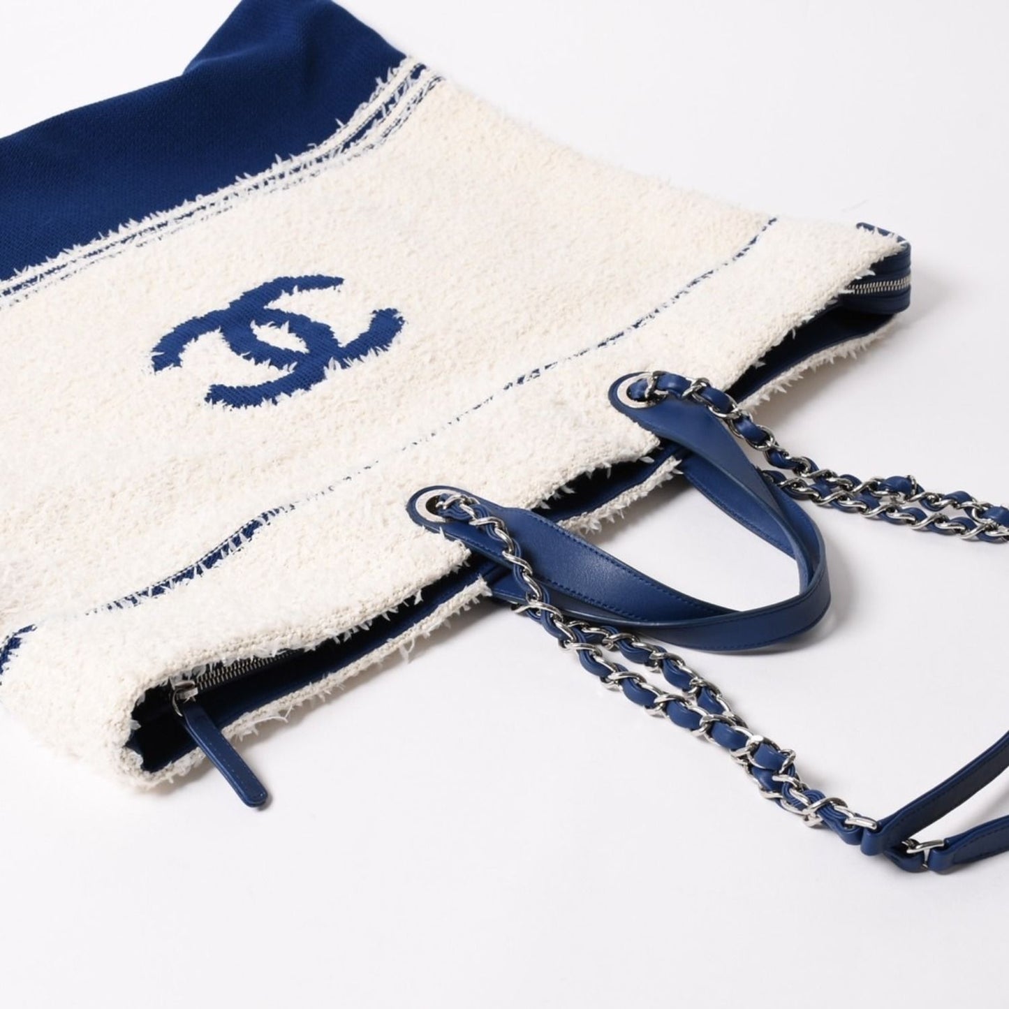 Chanel Tote Bag Pile Large Shopping White Blue — view 3