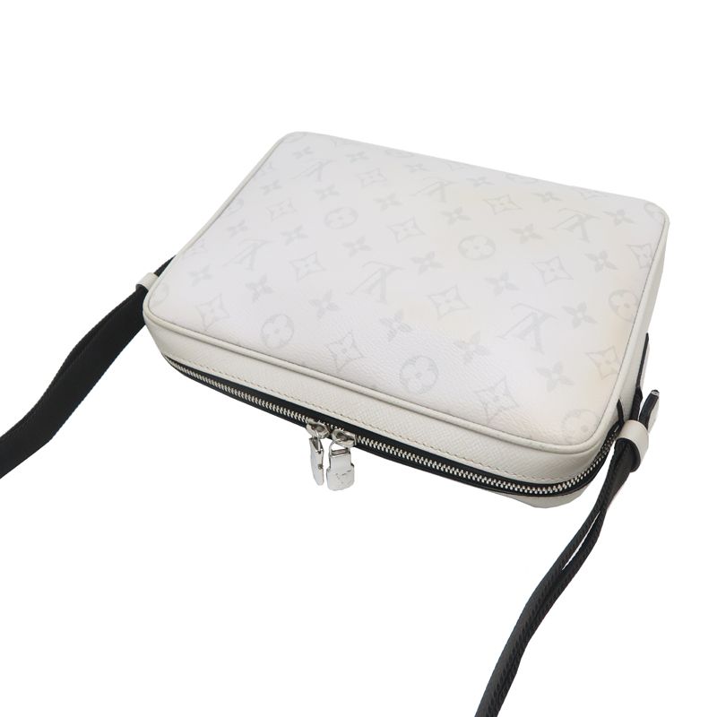 Louis Vuitton Messenger — view 4