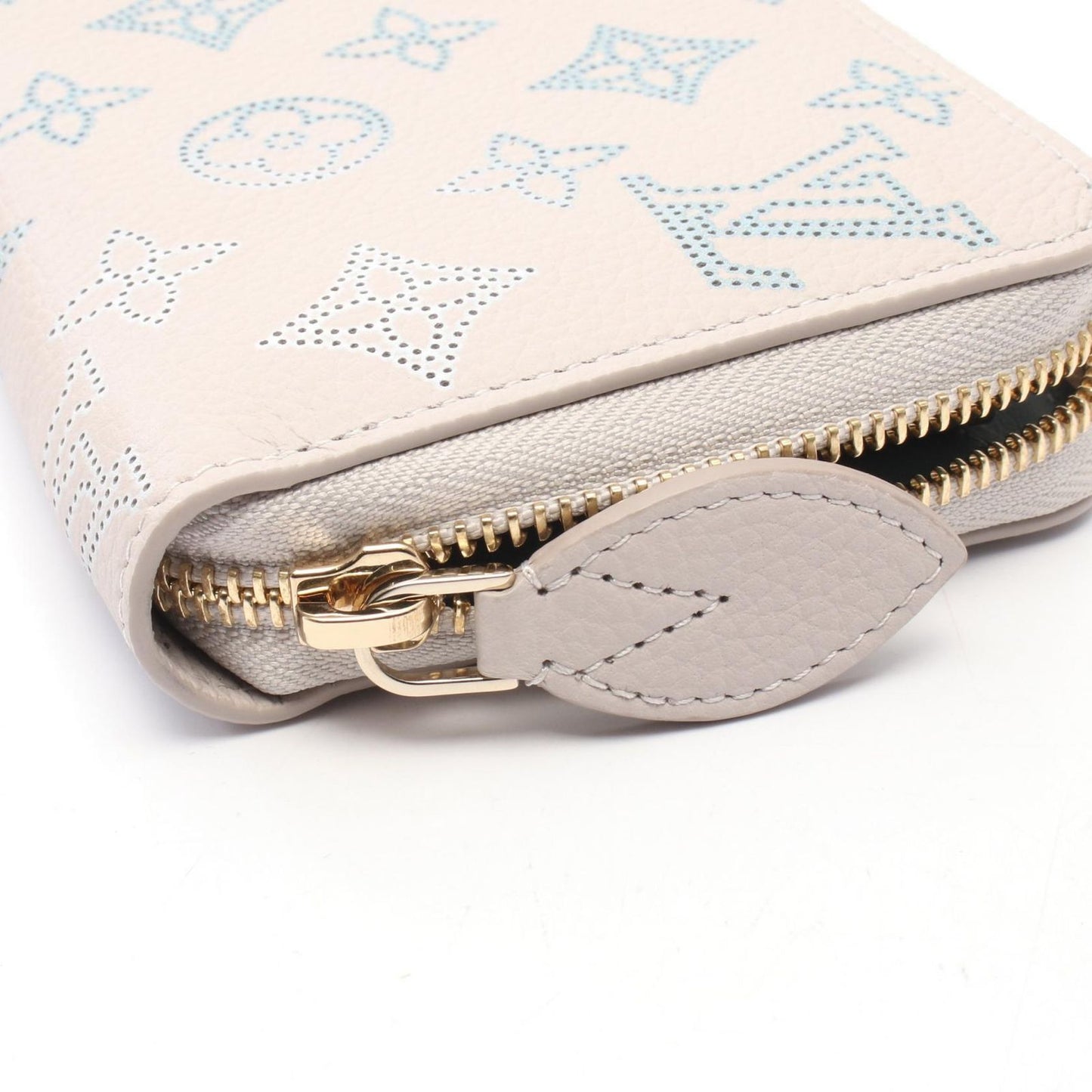 Louis Vuitton Round Wallet Zippy Mahina Flight Mode Brume Leather — view 6