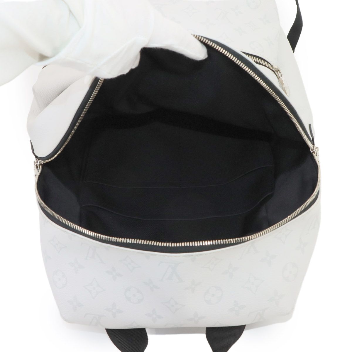 Louis Vuitton Taigarama Discovery Backpack Leather Blanc — view 5