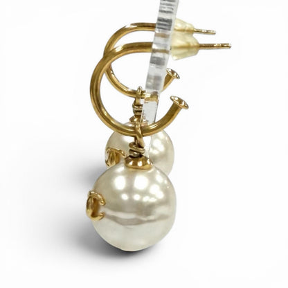 Chanel Vintage CC Logo Pearl Earrings White Gold — view 3