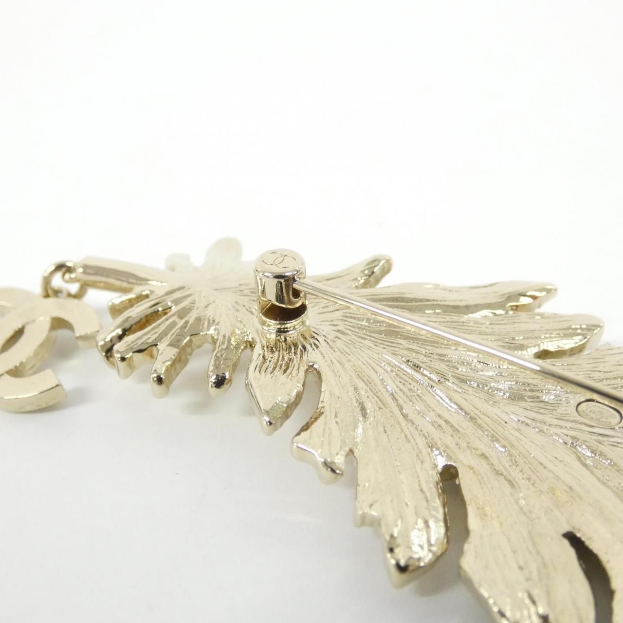 Chanel Brooch Gold — view 3