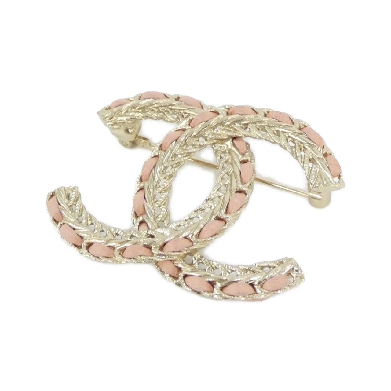 Chanel Brooch Gold