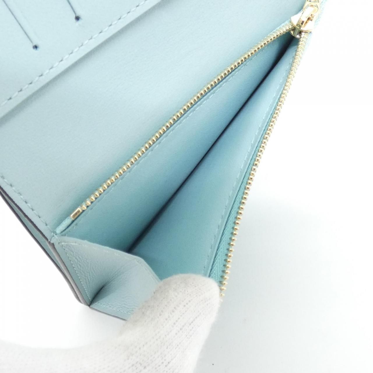 Louis Vuitton Taurillon LV Vertical Wallet Compact — view 8