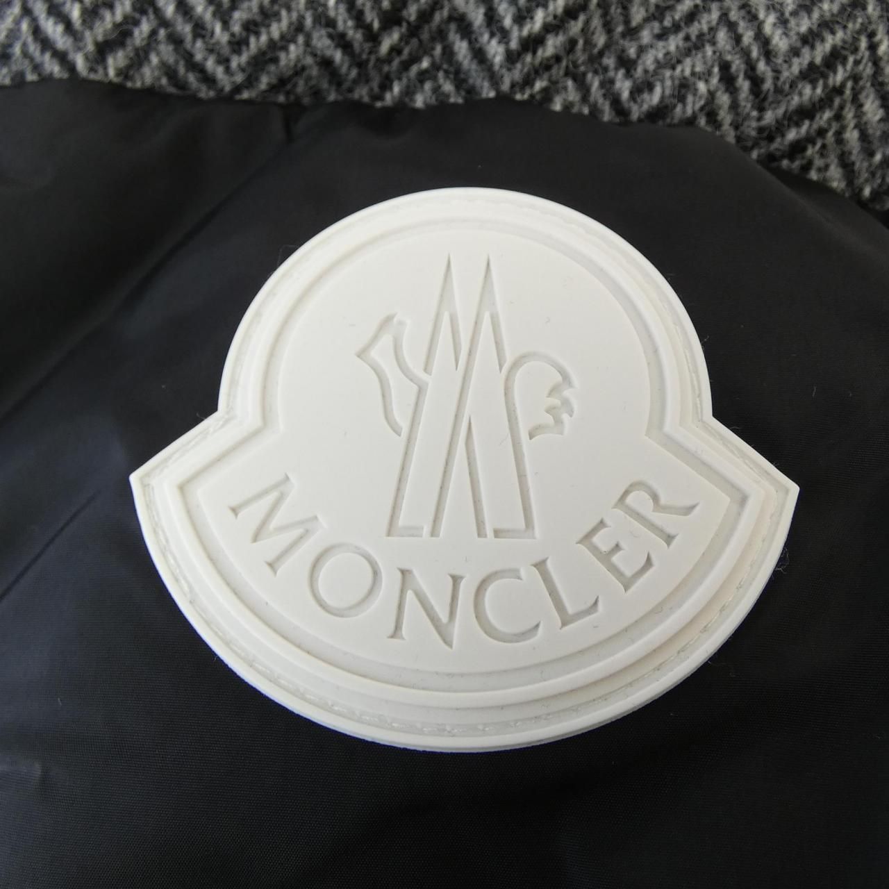 Moncler Robert Down Jacket — view 9