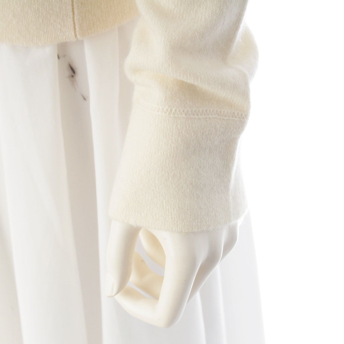 Chanel Cashmere CC Logo Patch Crew Neck Sweater Knit Top Ivory 36 — view 6