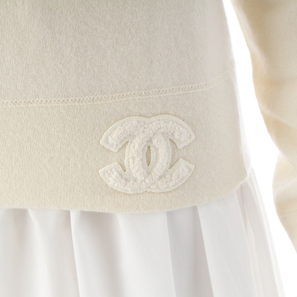 Chanel Cashmere CC Logo Patch Crew Neck Sweater Knit Top Ivory 36 — view 7
