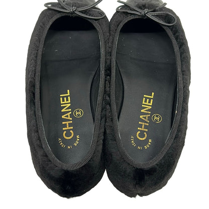 Chanel Flat Shoes 35 C Black Mink Ribbon CC Logo Leather — view 7