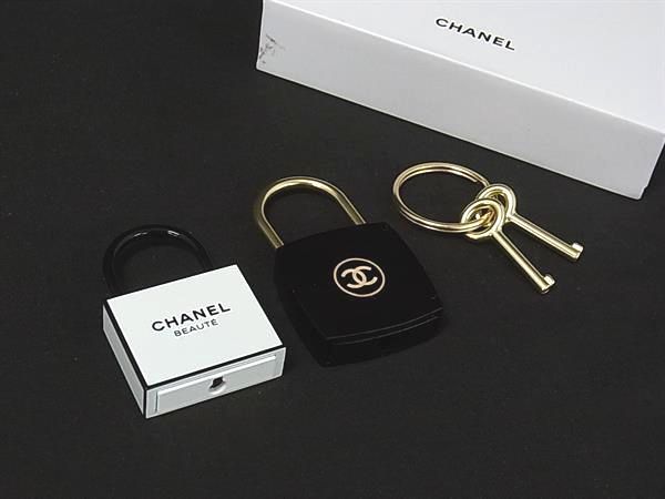 Chanel CC Logo la Collection Cadena Padlock Black White