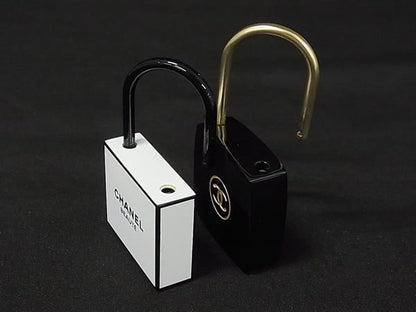 Chanel CC Logo la Collection Cadena Padlock Black White — view 3