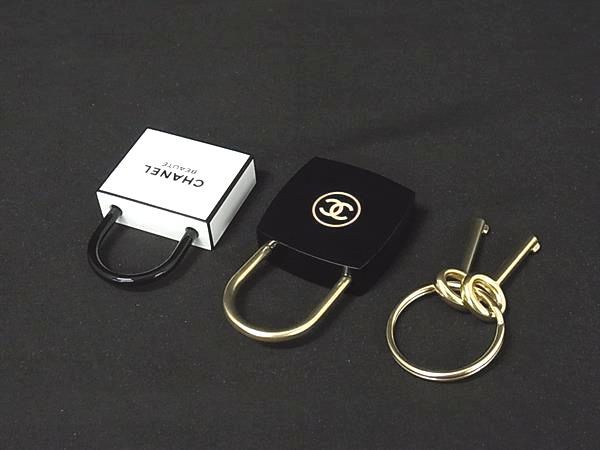 Chanel CC Logo la Collection Cadena Padlock Black White — view 2