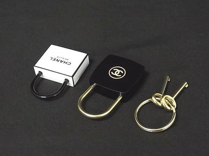 Chanel CC Logo la Collection Cadena Padlock Black White — view 2