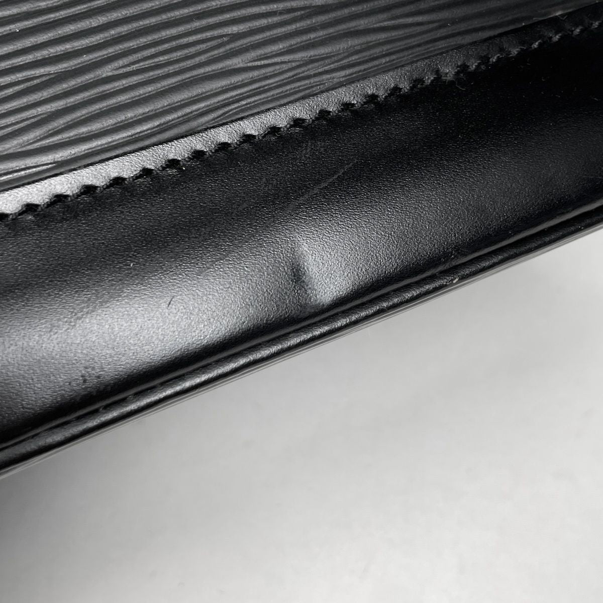 Louis Vuitton Alma Handbag Epi Noir — view 4