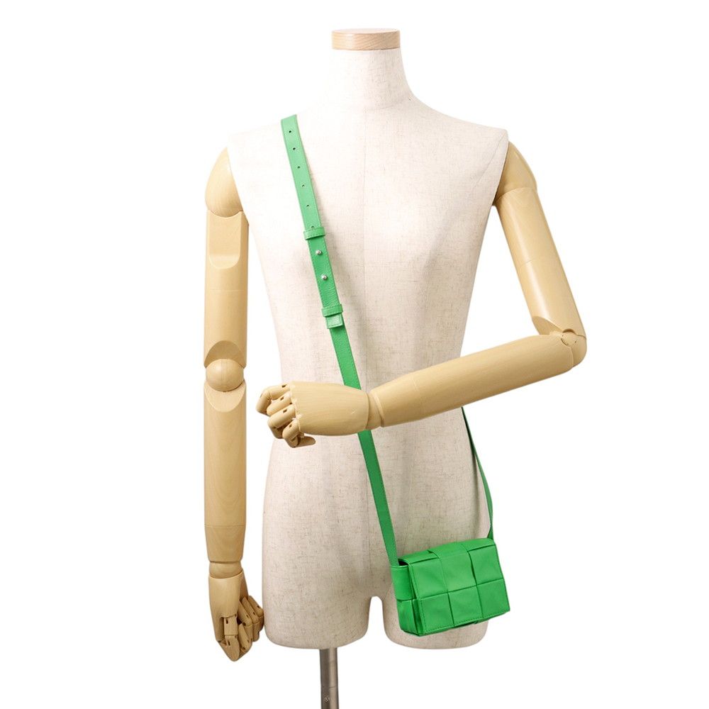 Bottega Veneta Shoulder Bag Maxi Intrecciato Candy Cassette Leather — view 4