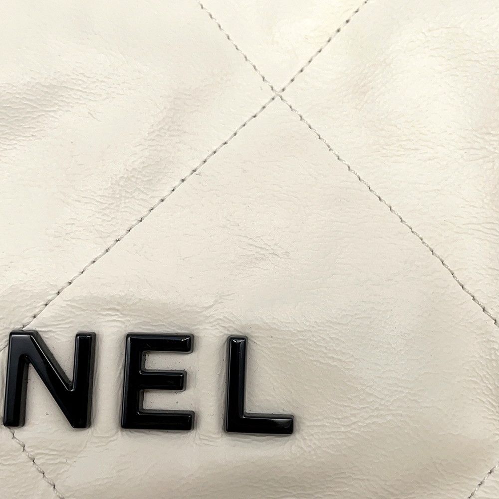 Chanel Chain Shoulder Bag 22 Small Shiny Calfskin White — view 7