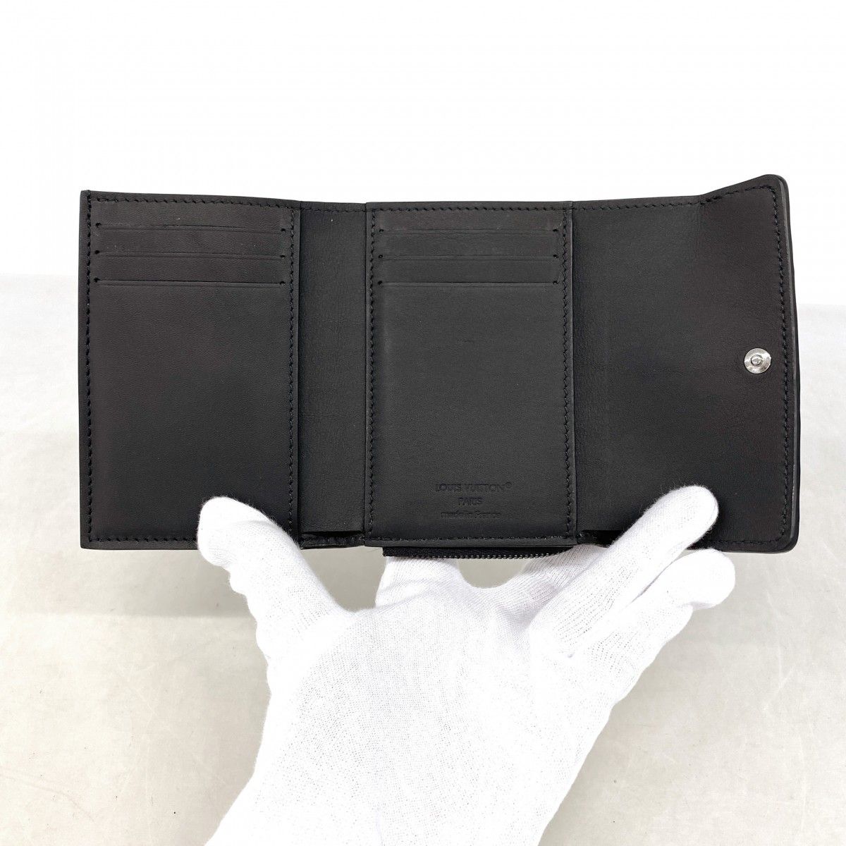 Louis Vuitton Trifold Wallet Monogram Taurillon Portefeuille Pilot Noir — view 3