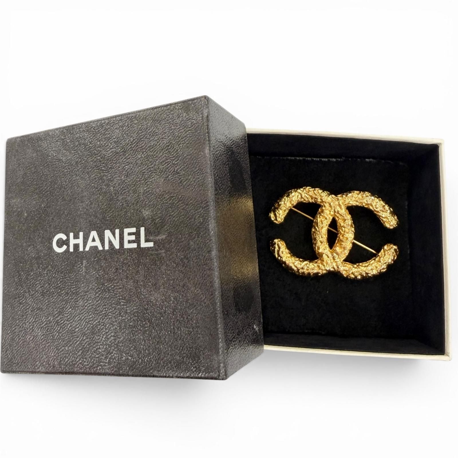 Chanel Vintage CC Logo Lava Brooch Gold — view 2