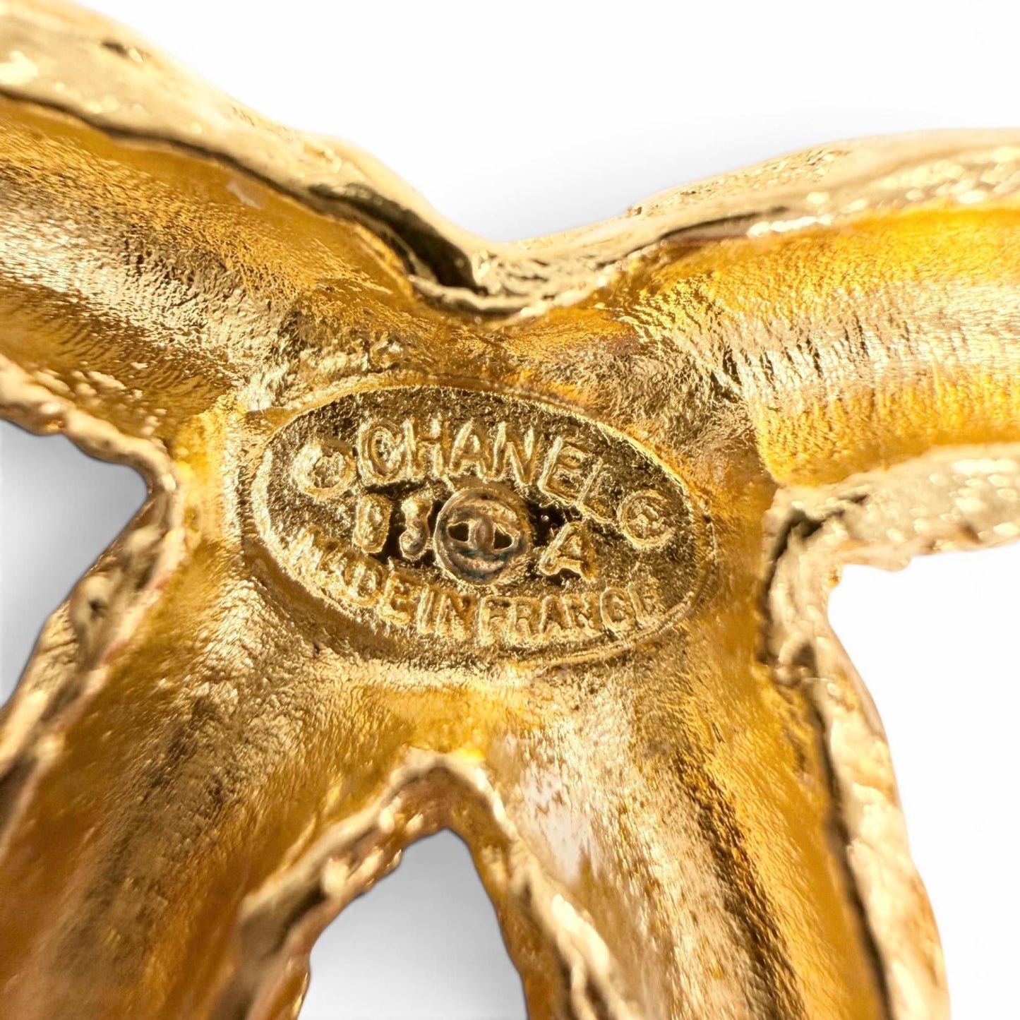 Chanel Vintage CC Logo Lava Brooch Gold — view 6