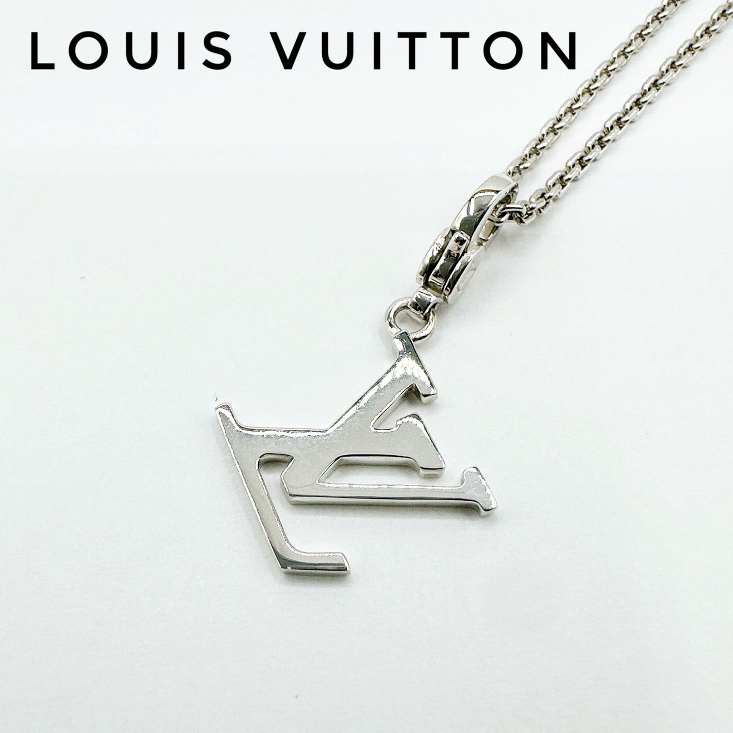 Louis Vuitton White Gold Necklace 39 cm