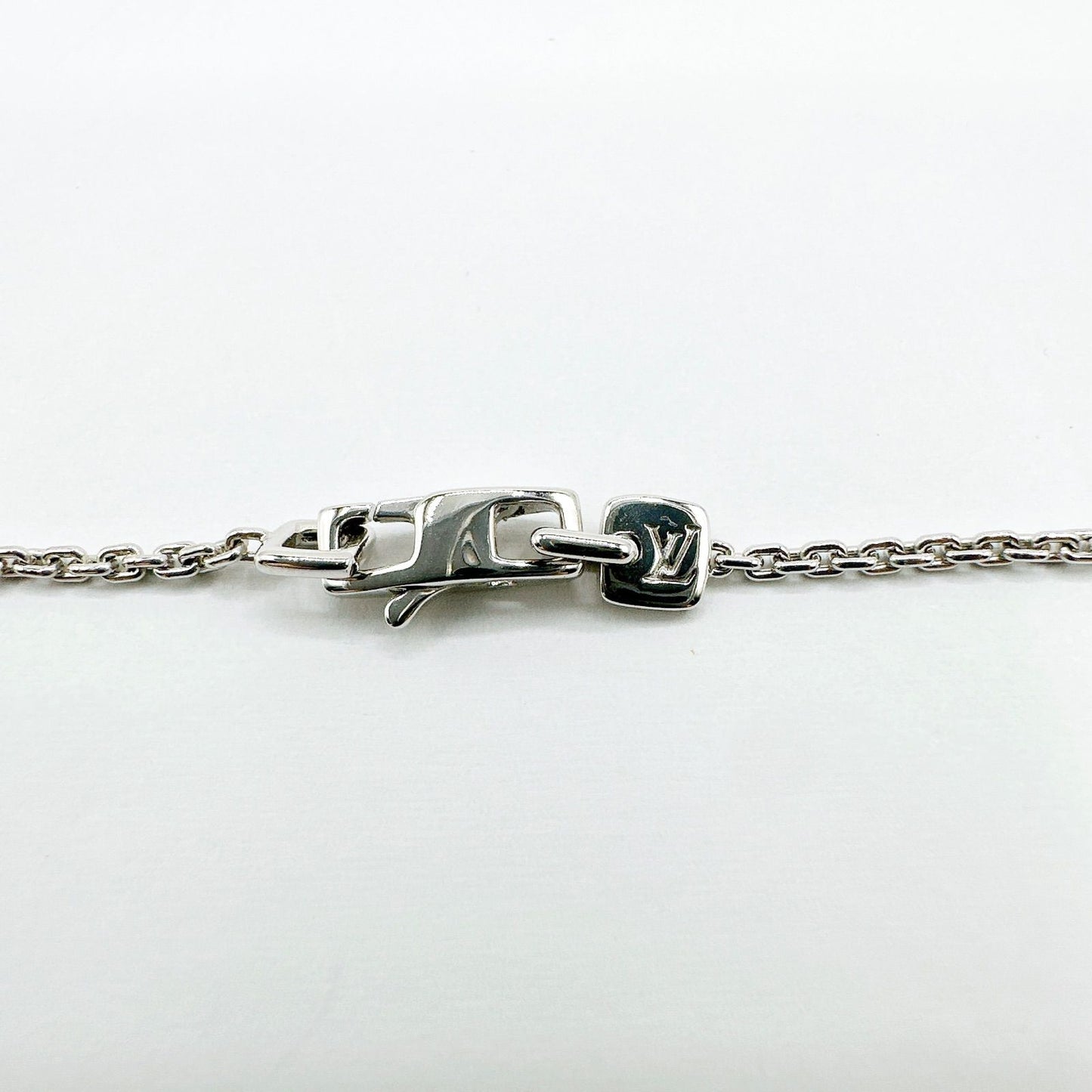 Louis Vuitton White Gold Necklace 39 cm — view 4