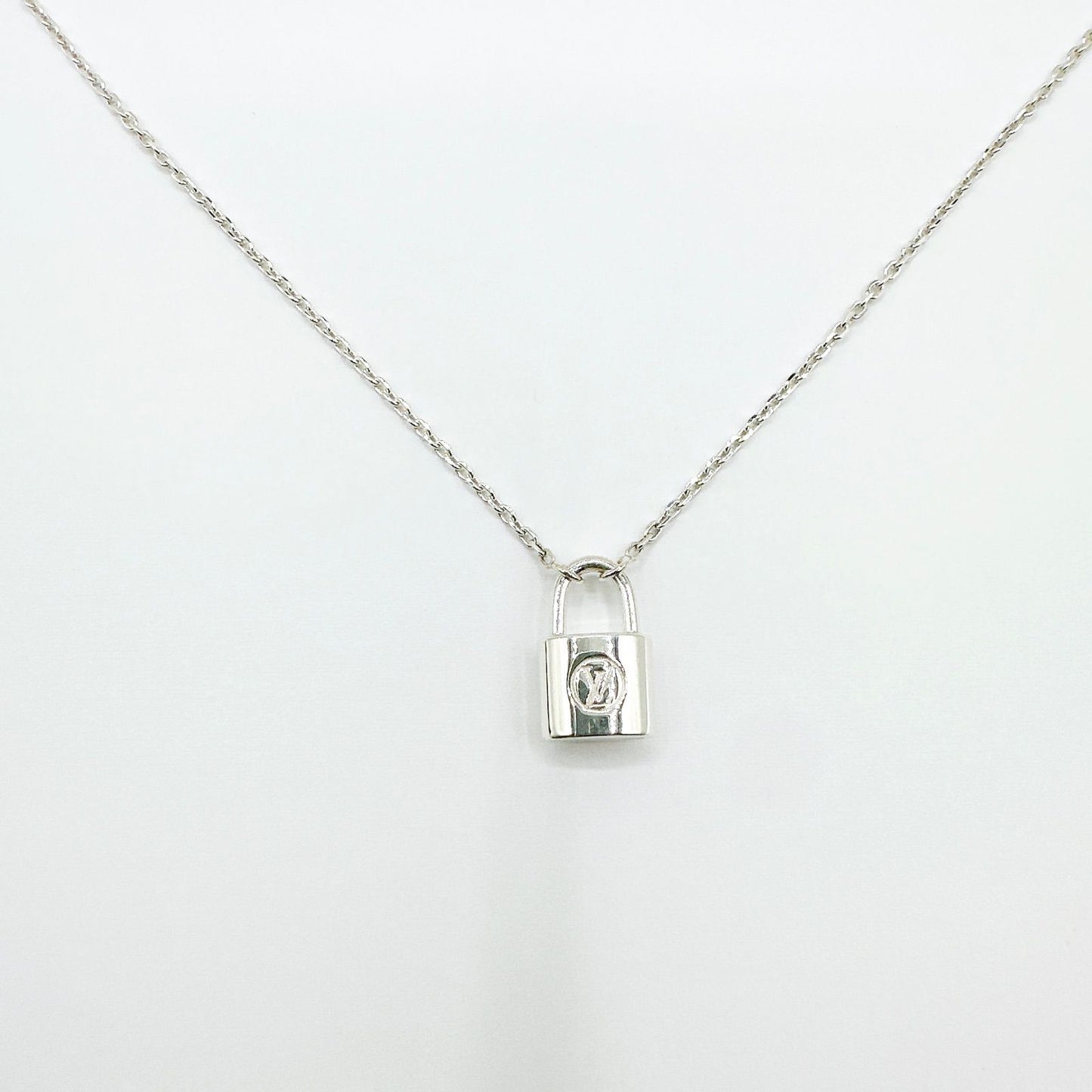 Louis Vuitton Lockit Silver Necklace 50 cm — view 5
