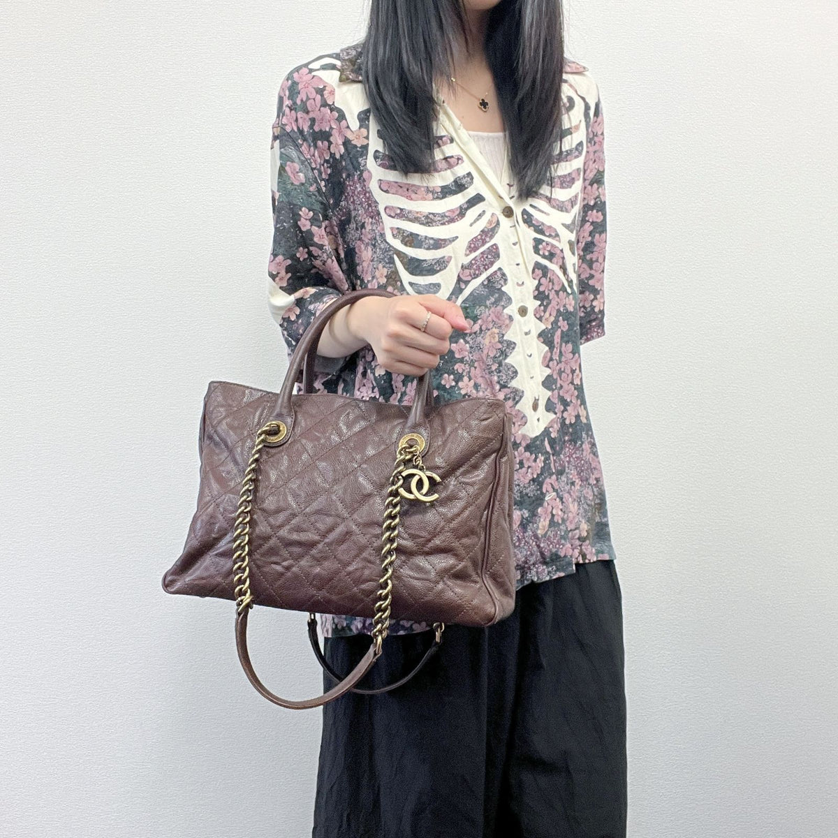 Chanel Quilted CC Logo Chain Tote Shoulder Bag Caviar Leather Brown Gold Vintage — view 5