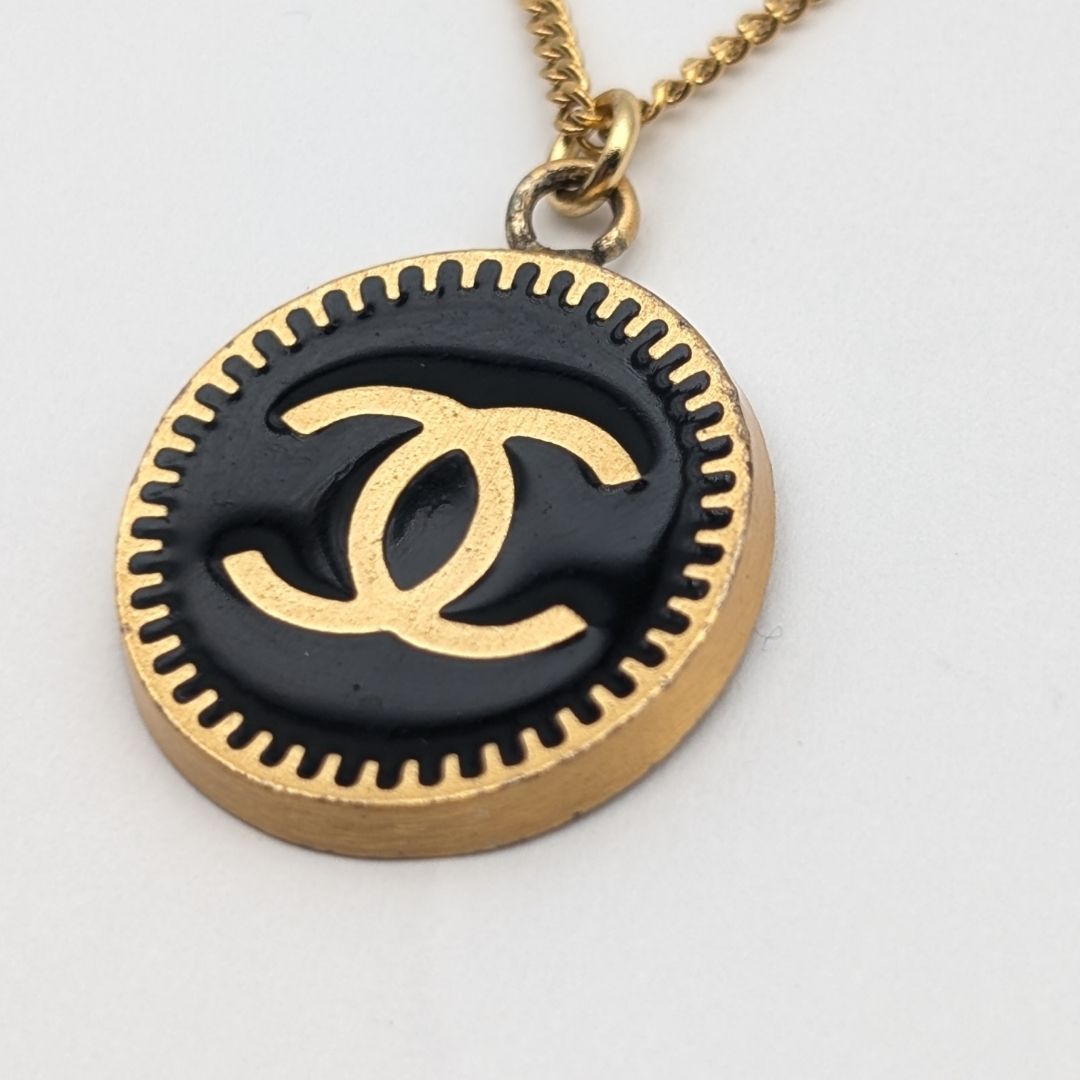 Chanel CC Logo Gold Black Pendant Round Coin Vintage — view 2