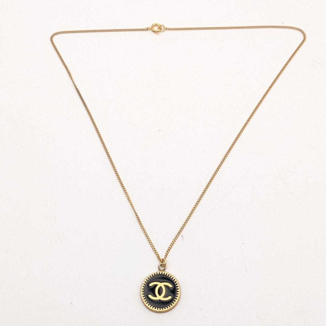 Chanel CC Logo Gold Black Pendant Round Coin Vintage — view 7