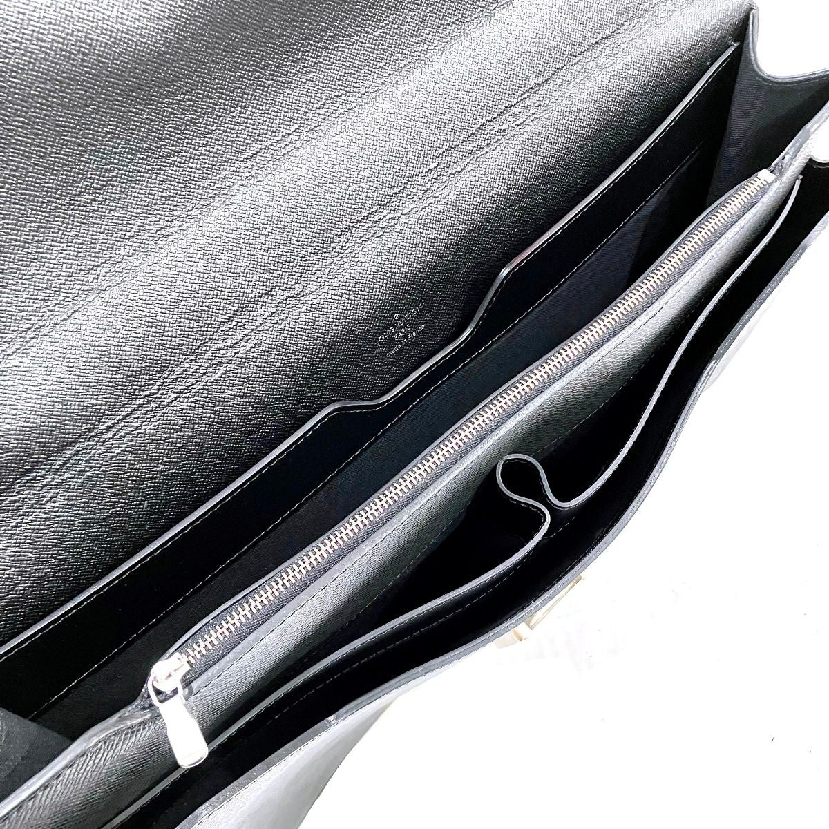 Louis Vuitton Robusto 1 Taiga Business Bag Leather — view 8