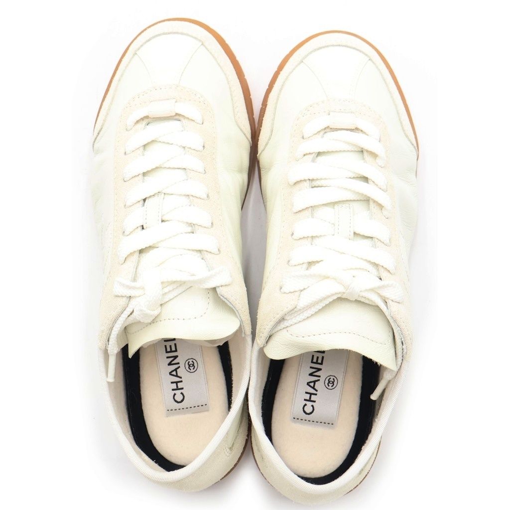 Chanel CC Logo Low-Cut Leather Sneakers White — view 4