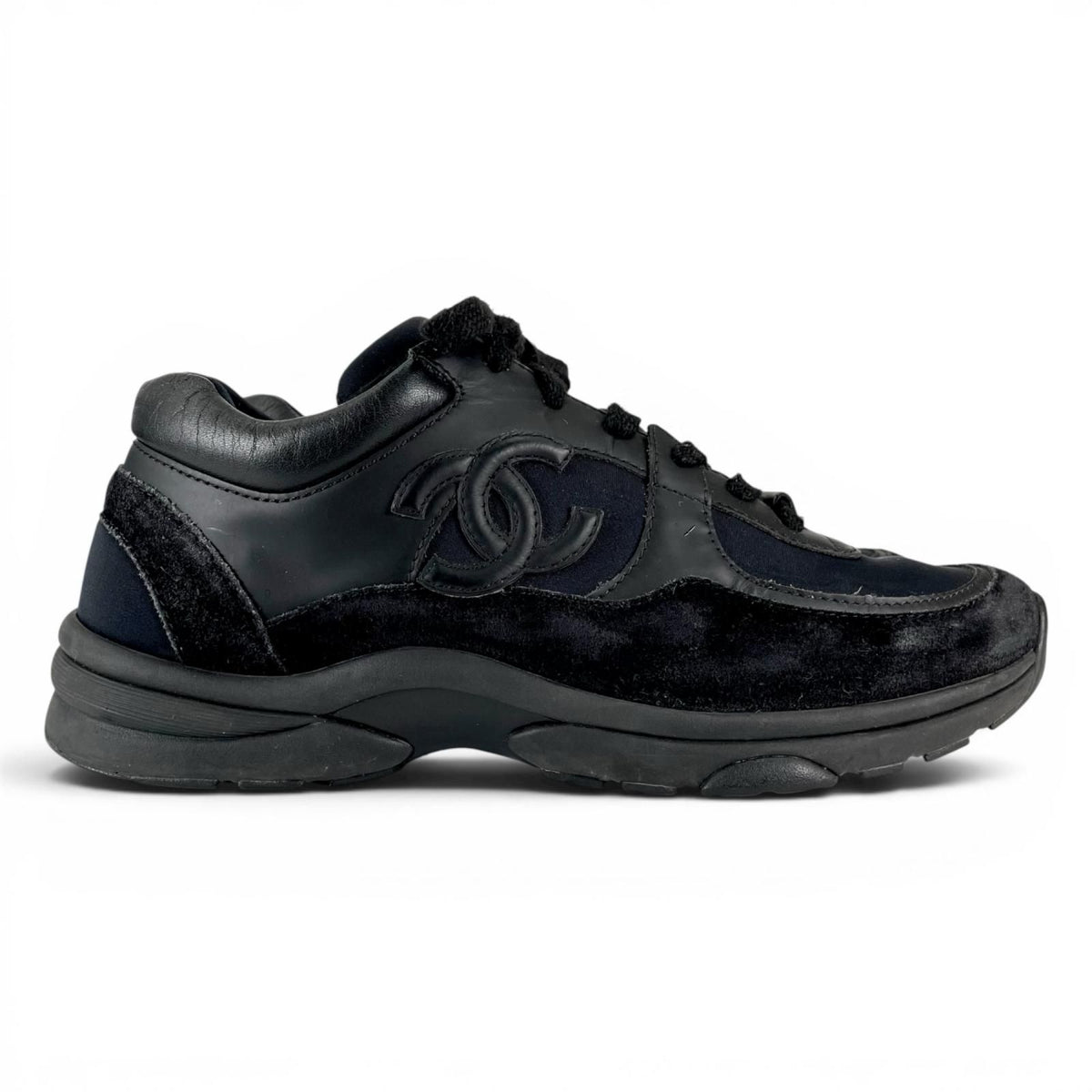 Chanel Suede Leather With CC Logo Low-Cut Sneakers Black — view 4