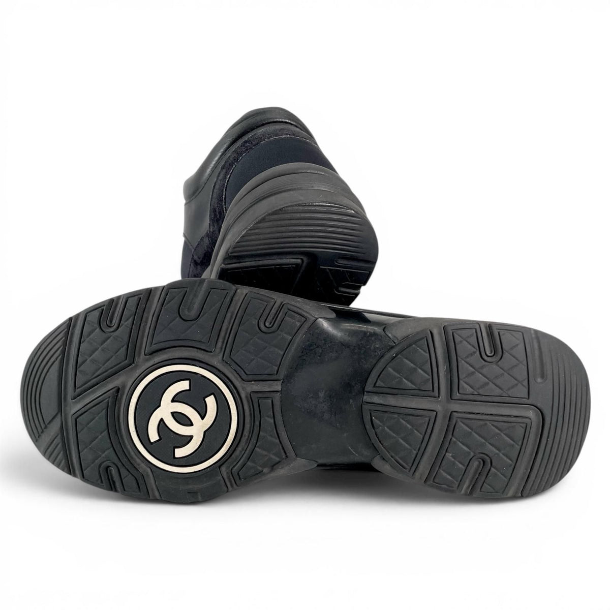 Chanel Suede Leather With CC Logo Low-Cut Sneakers Black — view 7
