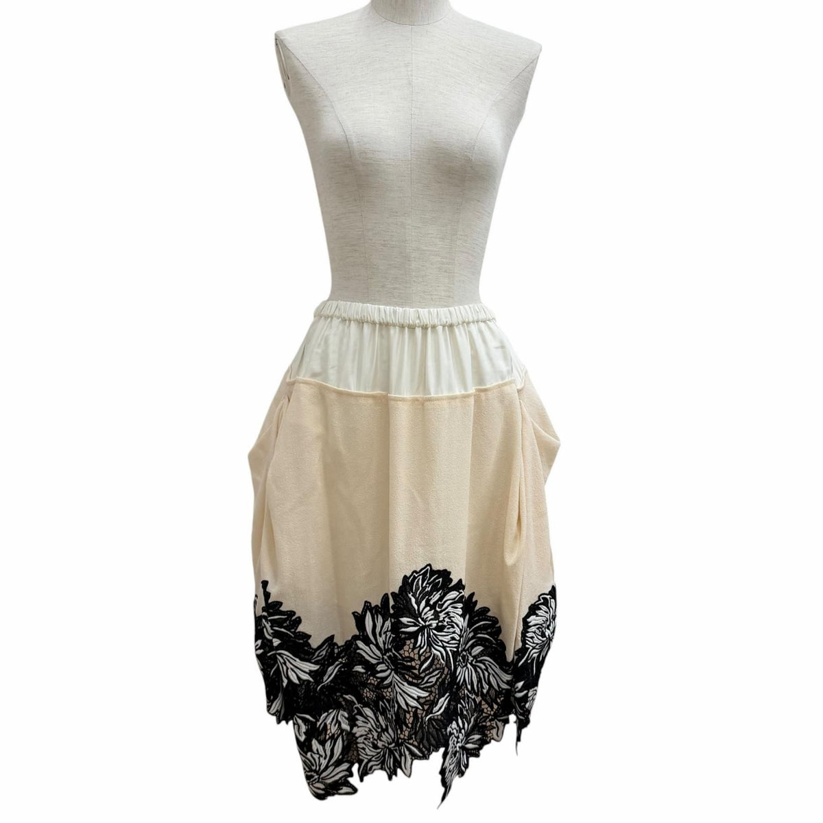 Louis Vuitton Lining 100% Silk Hem Flower Lace Knee Length Flare Skirt Multi 34 — view 2