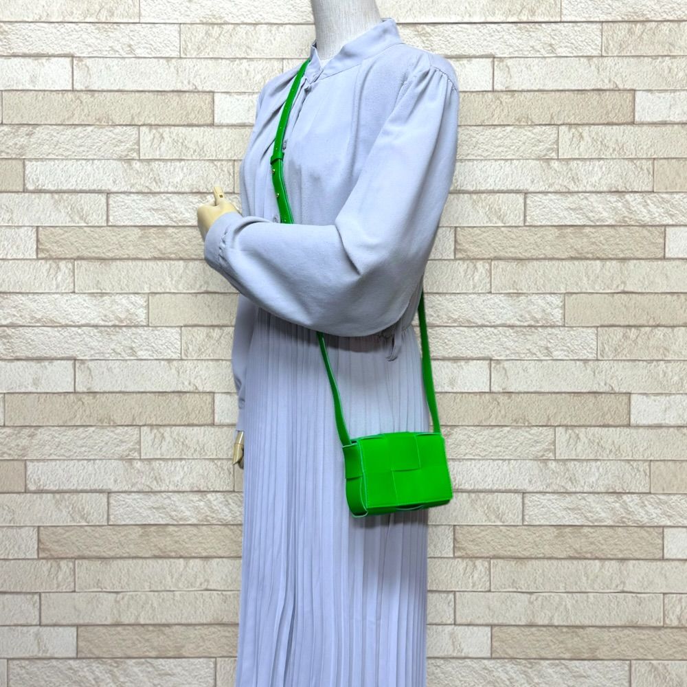 Bottega Veneta Candy Cassette Maxi Intrecciato Shoulder Bag Leather Green — view 2