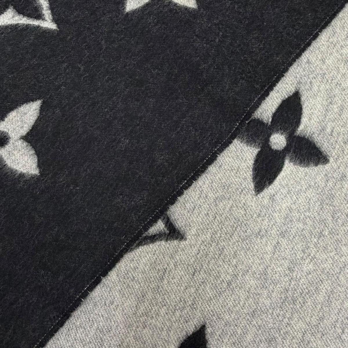 Louis Vuitton Scarf Reykjavik 100% Cashmere Echarpe Monogram Fringe Black — view 4