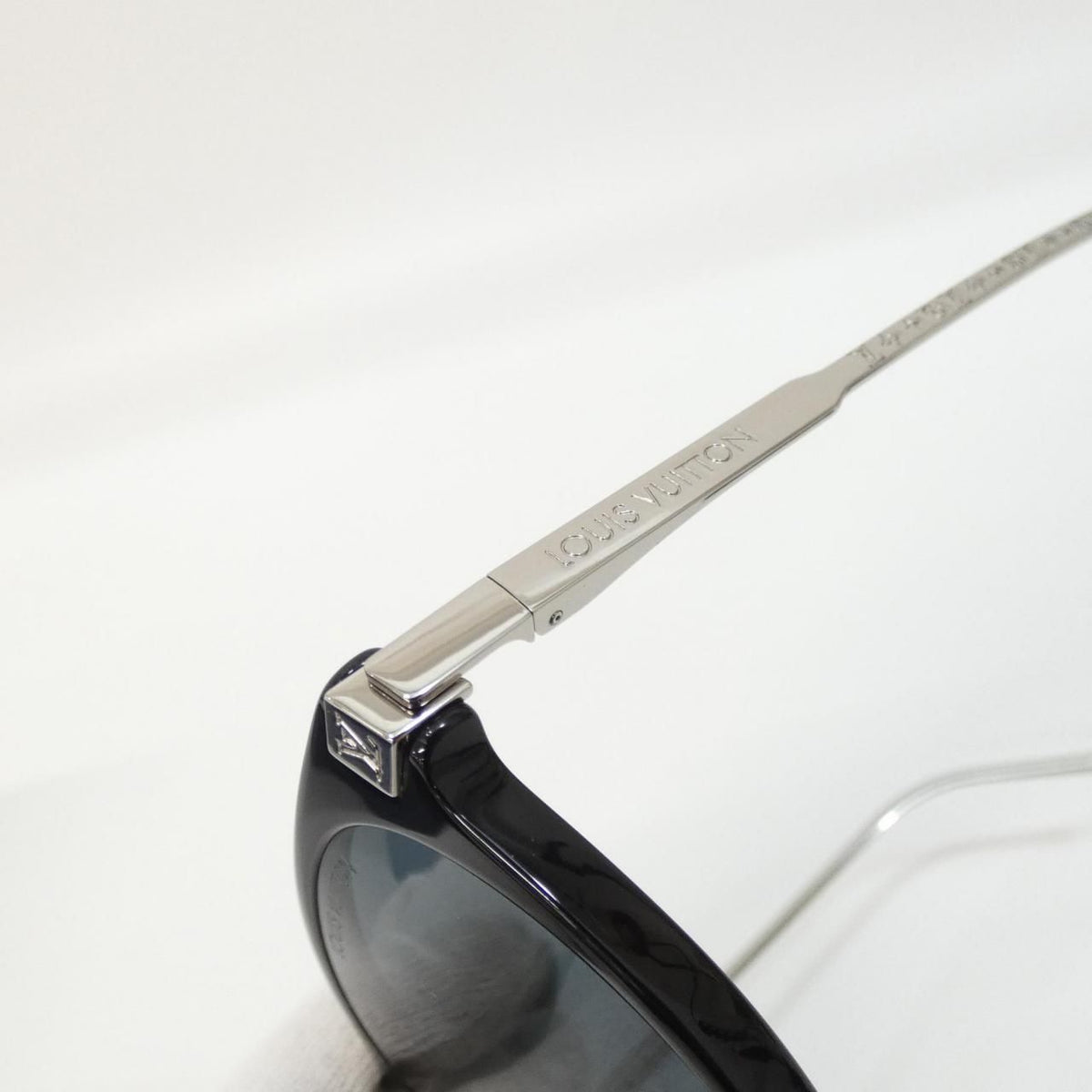 Louis Vuitton LV Rise Round Sunglasses Eyewear — view 4