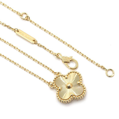 Van Cleef & Arpels Vintage Alhambra Pendant Guilloche 18K — view 3
