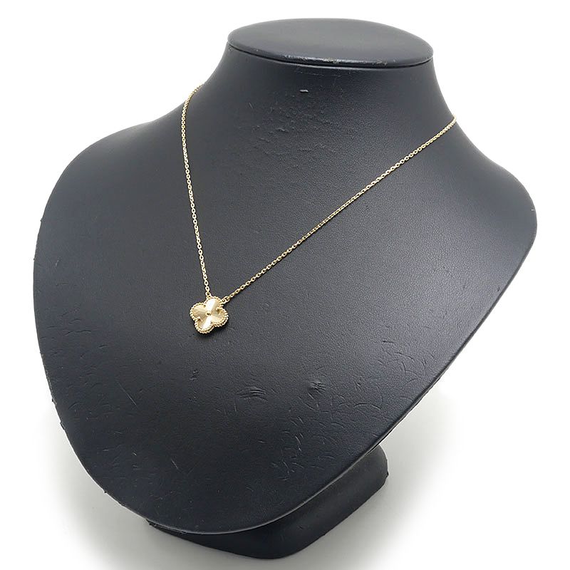 Van Cleef & Arpels Vintage Alhambra Pendant Guilloche 18K — view 4