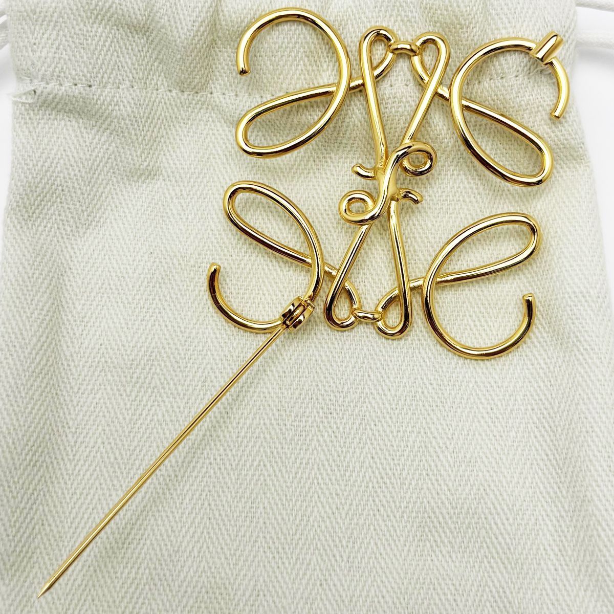 Loewe Brooch Anagram Gold 111.25.020 — view 4