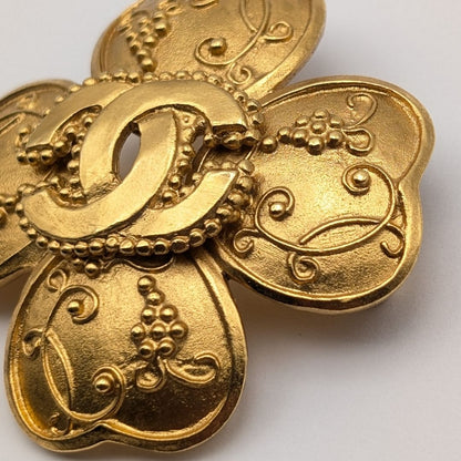 Chanel Brooch CC Logo Clover Gold Vintage — view 2