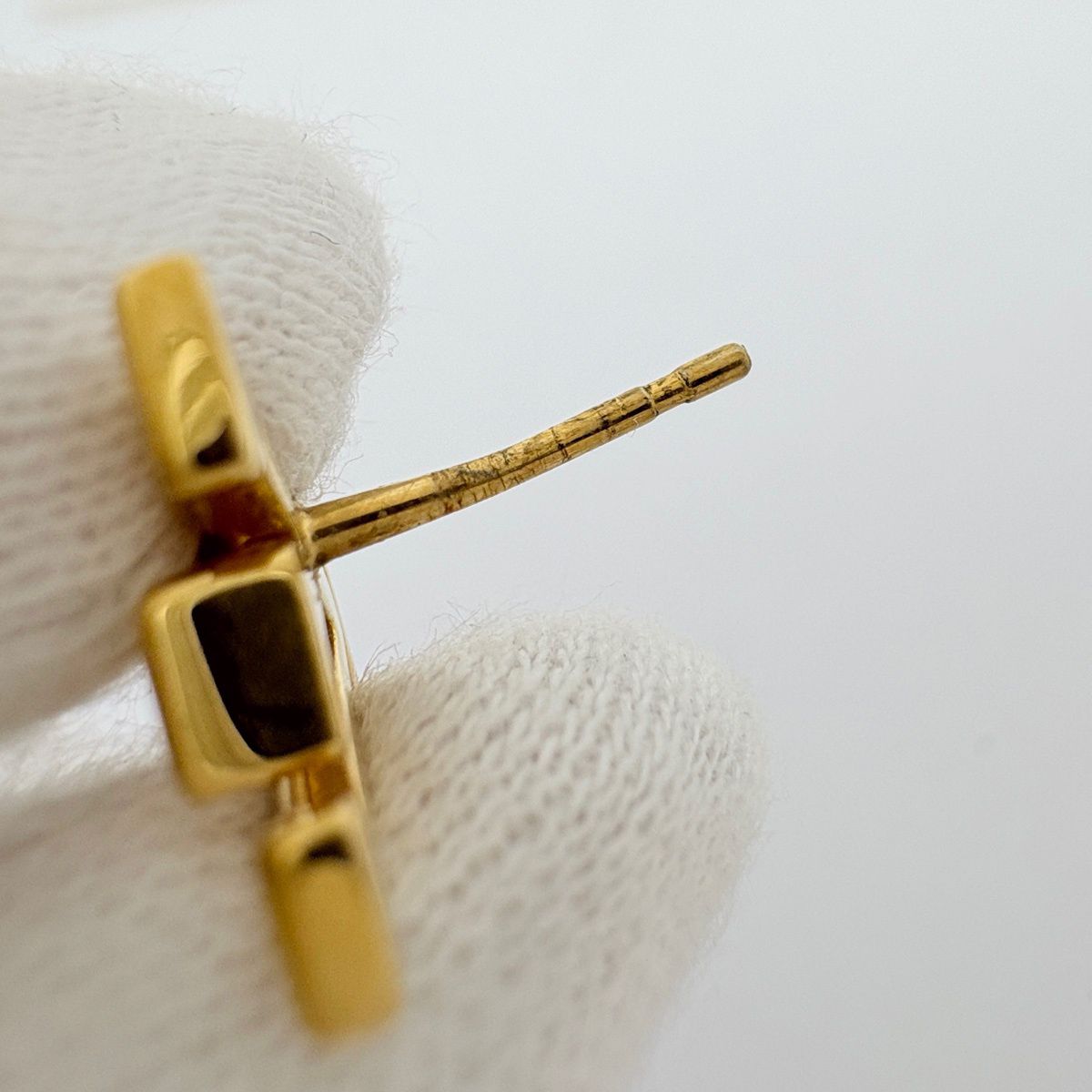 Louis Vuitton Book le Doreille LV Iconic Earrings Gold Plated — view 4