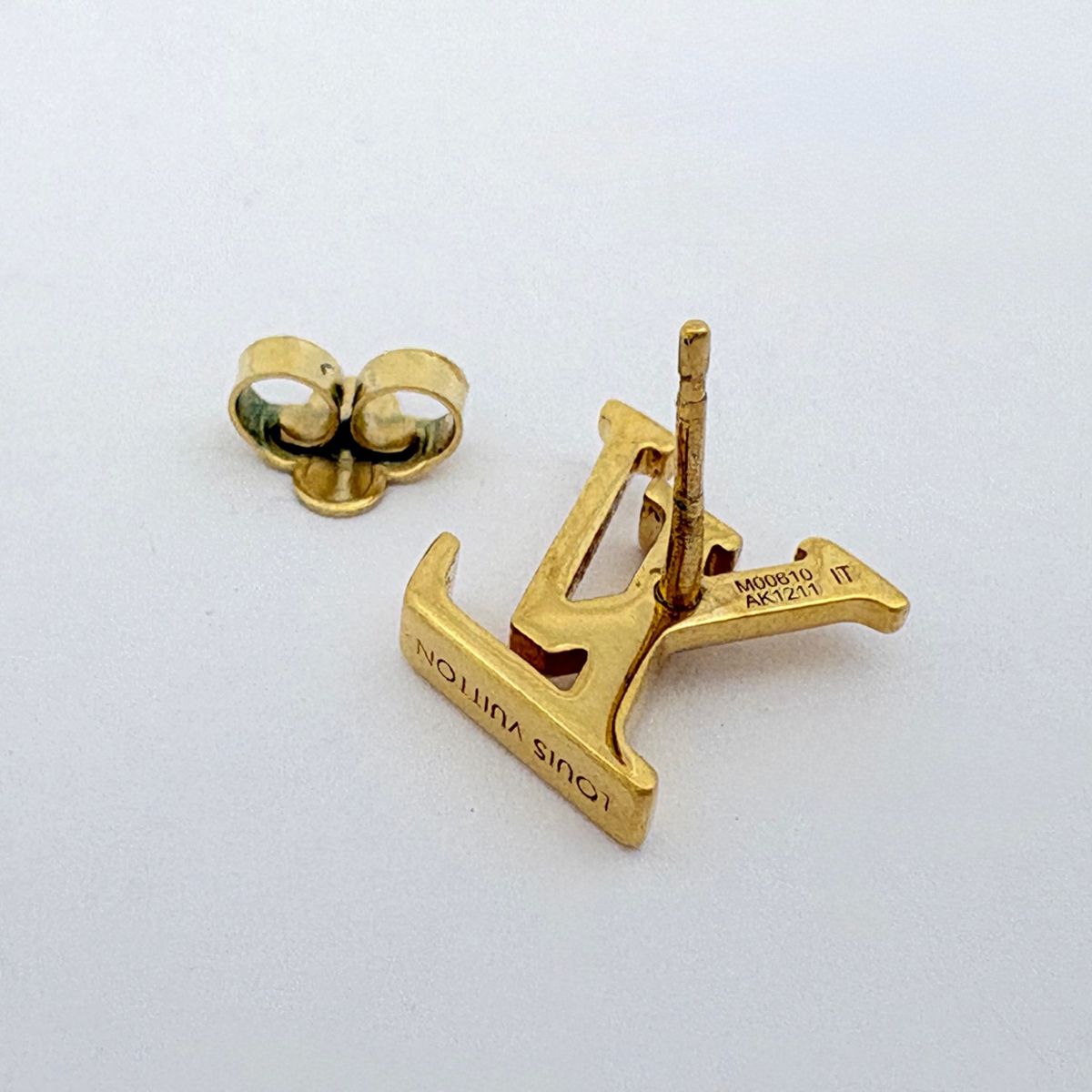Louis Vuitton Book le Doreille LV Iconic Earrings Gold Plated — view 3
