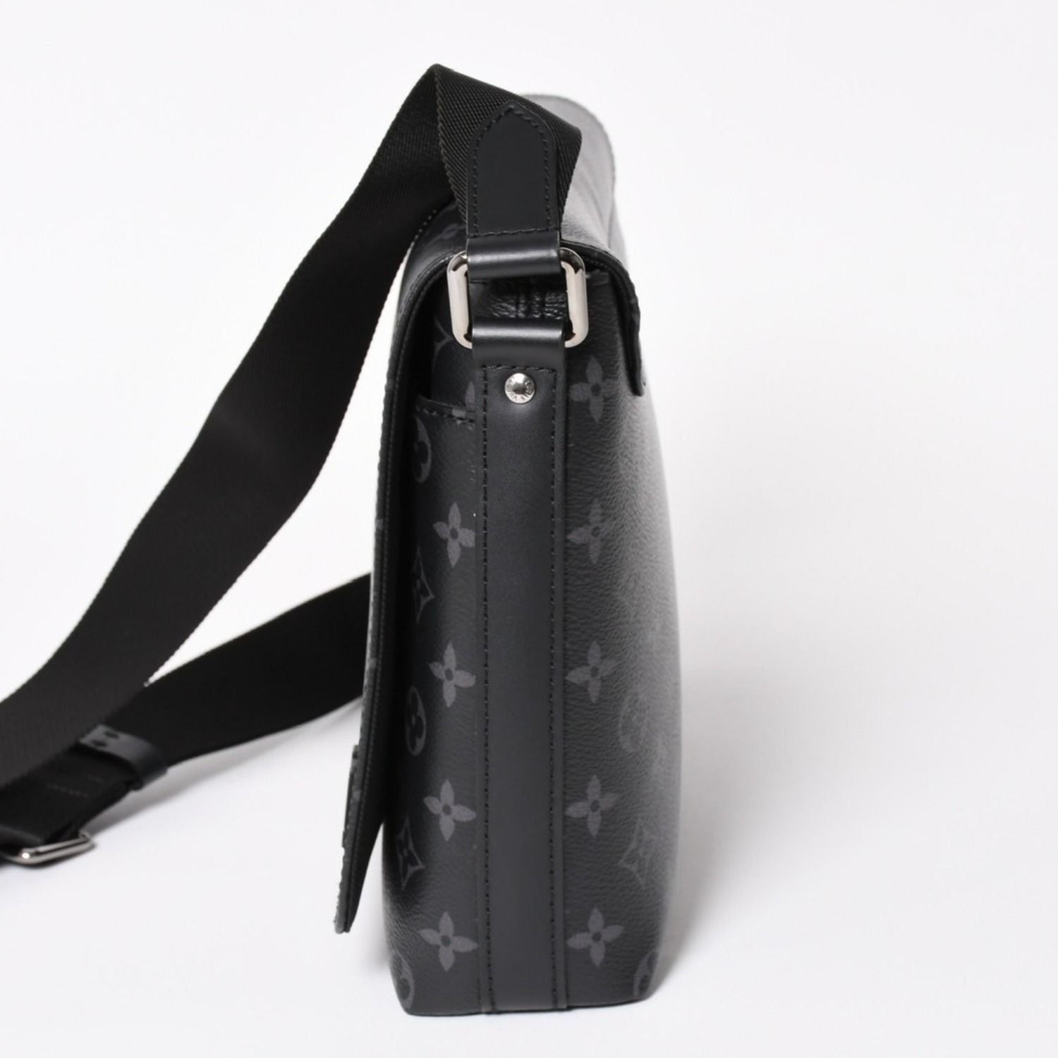 Louis Vuitton Shoulder Bag District NM Monogram Eclipse Black — view 4