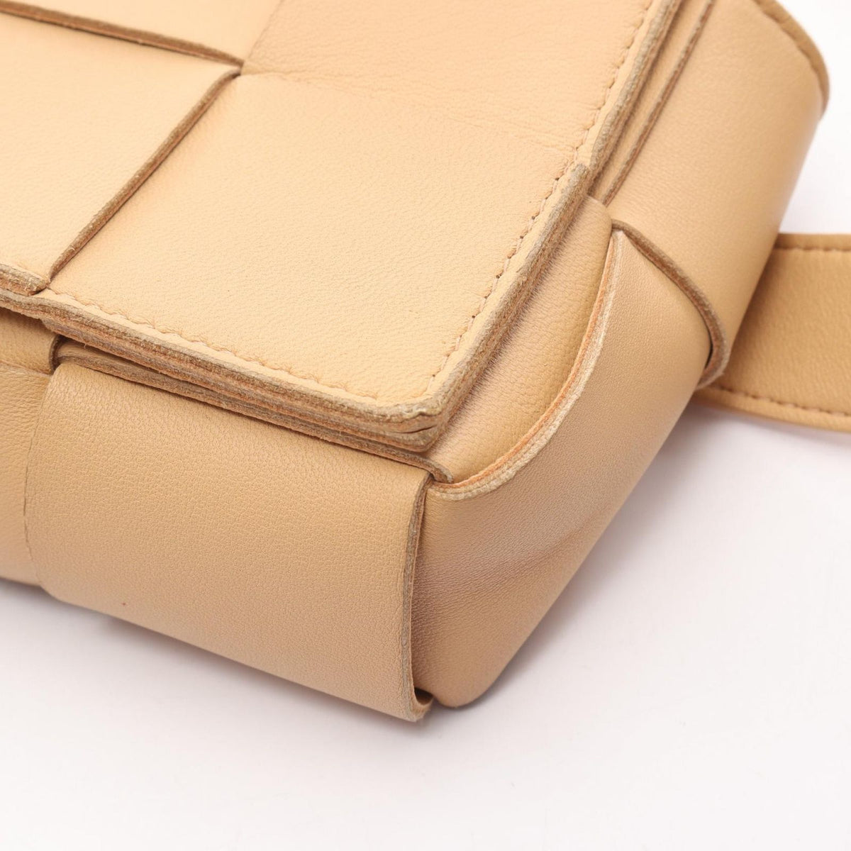 Bottega Veneta Waist Bag Cassette Maxi Intrecciato Beige Leather — view 5