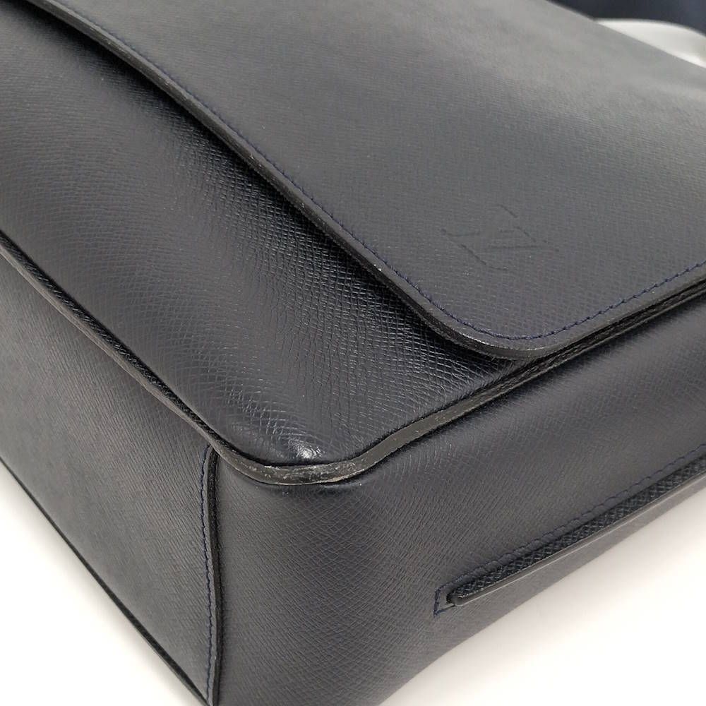 Louis Vuitton Roman MM Messenger Bag Taiga — view 3