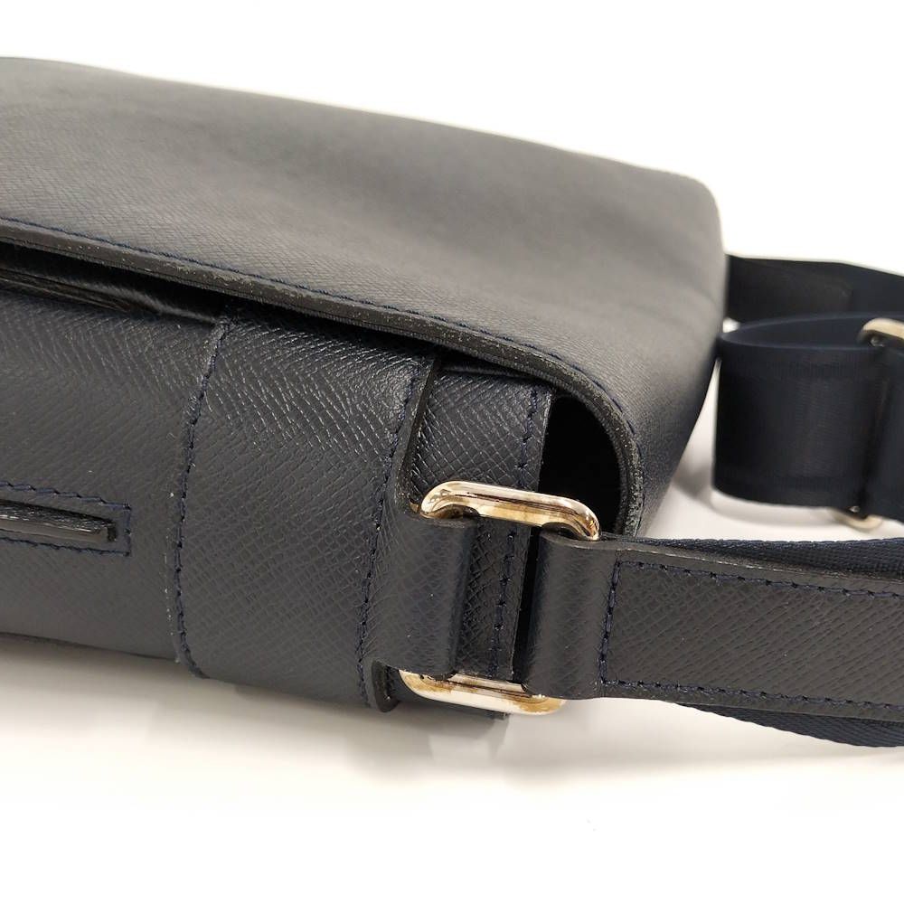 Louis Vuitton Roman MM Messenger Bag Taiga — view 5